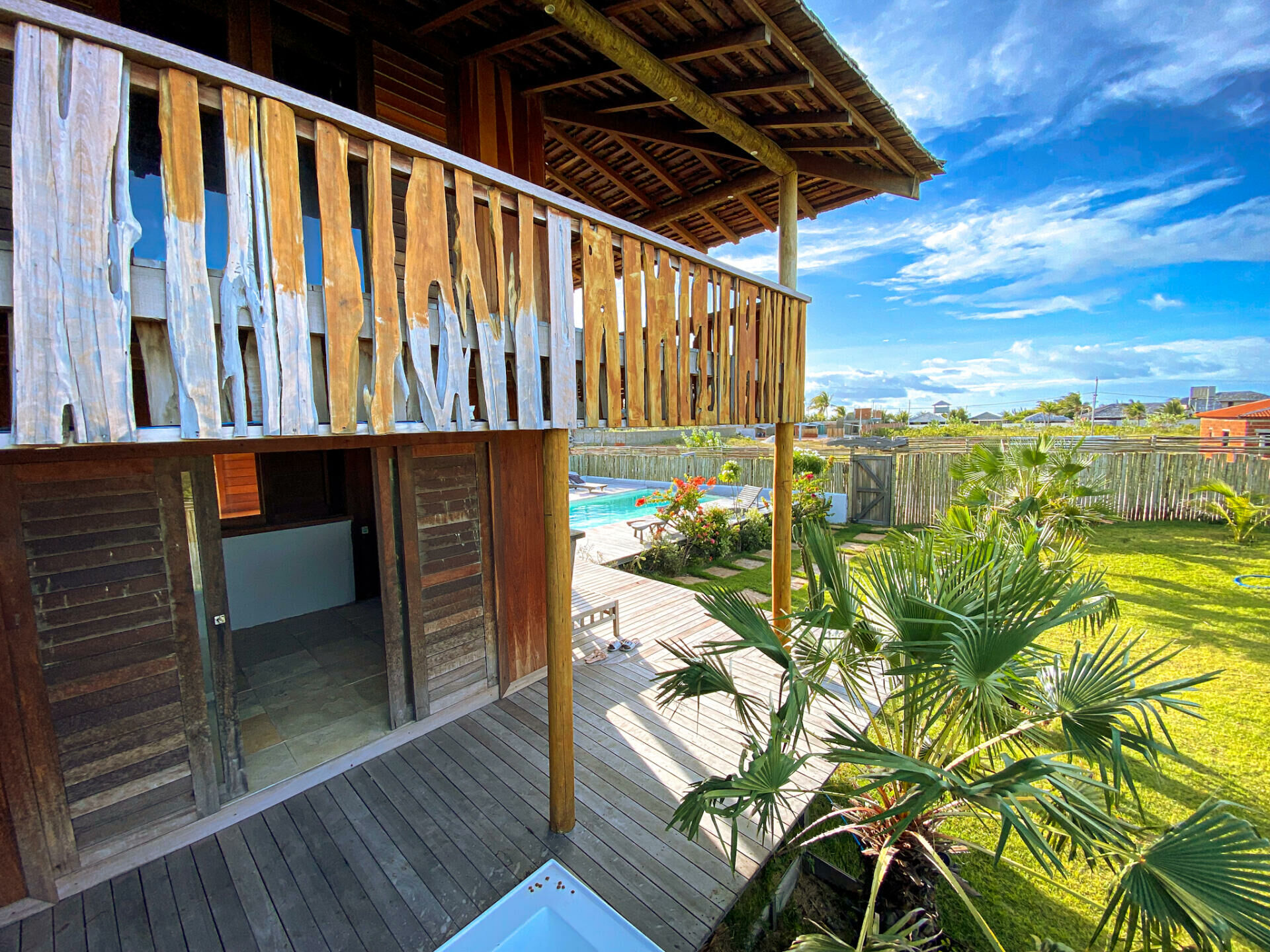 Imagem de Casa de madeira e palha, em terreno amplo, com piscina no Pontal do Maceió